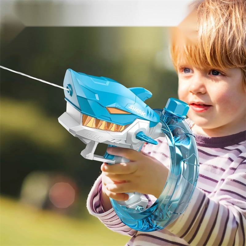 Enfant jouant avec le SharkGun — pistolet à eau requin