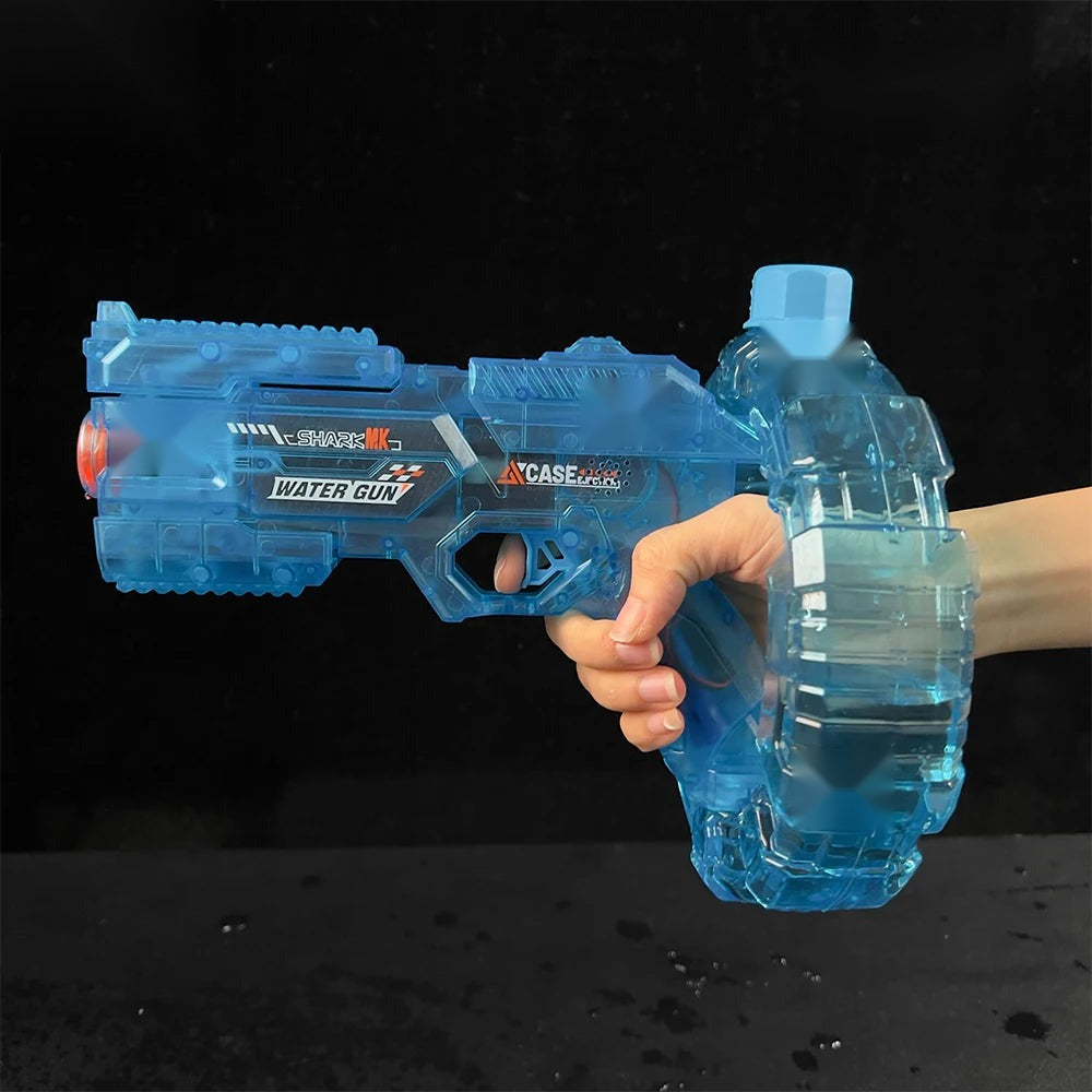 Le Titan bleu transparent en main — prise en main du pistolet à eau