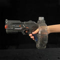Le Titan gris transparent en main — prise en main du pistolet à eau