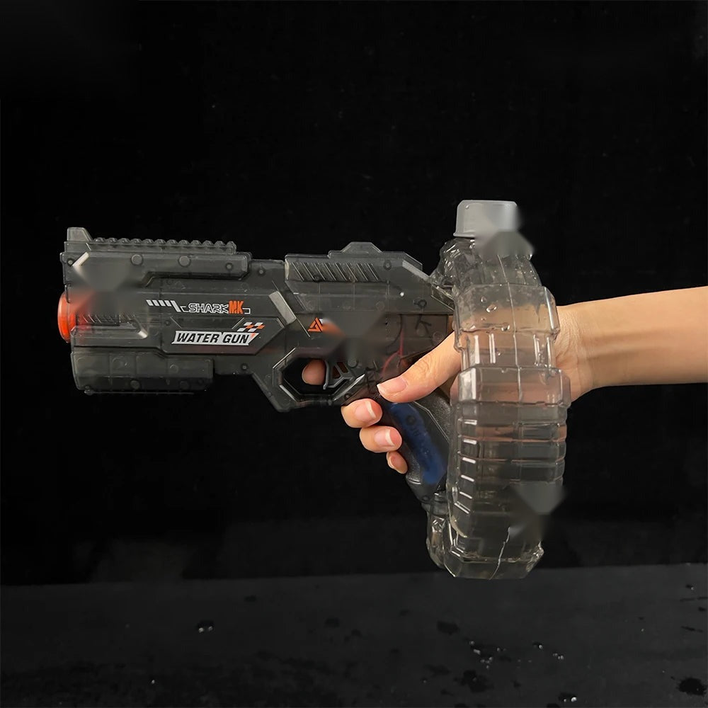 Le Titan gris transparent en main — prise en main du pistolet à eau